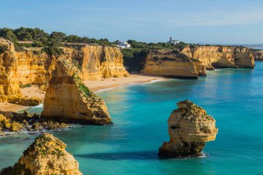 Algarve, Lagoa, Portekiz 'in sahil kayalıkları