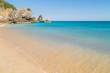 Portekiz, Sesimbra 'daki Arrabida Doğal Parkı' ndaki cennet plajı.