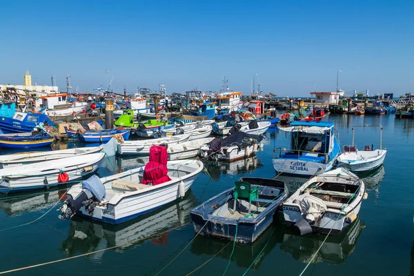 Bir Yaz Günü Tipik Mavi Tekneleriyle Setubal Küçük Balıkçı Limanının — Stok fotoğraf