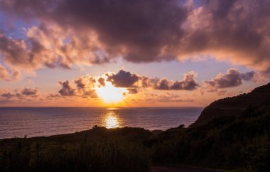 Santa Cruz das Flores 'de güzel bir gün batımı - Flores Adası - Azores Portekiz