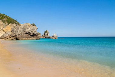 Portekiz, Sesimbra 'daki Arrabida Doğal Parkı' ndaki Cavalo Cenneti plajı.