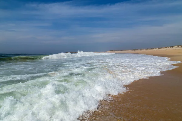 ポルトガルのアヴェイロ近くの美しい空のビーチ — ストック写真