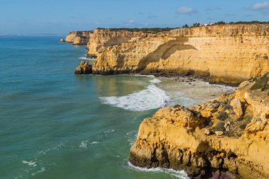 Portimao yakınlarındaki güzel boş sahil, Algarve, Portekiz