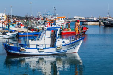 Bir yaz günü tipik mavi tekneleriyle Setubal 'in küçük balıkçı limanının manzarası. Setubal, Portekiz