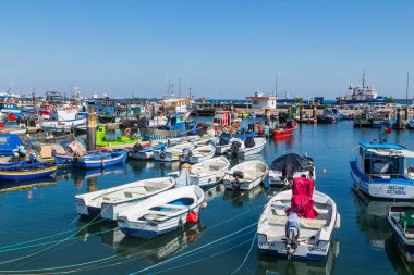 Bir yaz günü tipik mavi tekneleriyle Setubal 'in küçük balıkçı limanının manzarası. Setubal, Portekiz