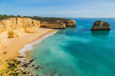 Algarve, Lagoa, Portekiz 'in sahil kayalıkları