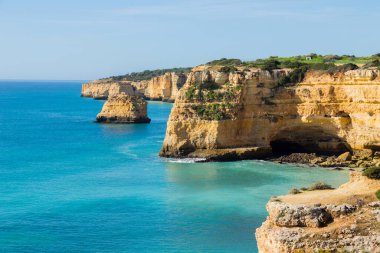 Algarve, Lagoa, Portekiz 'in sahil kayalıkları