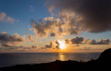 Santa Cruz das Flores 'de güzel bir gün batımı - Flores Adası - Azores Portekiz