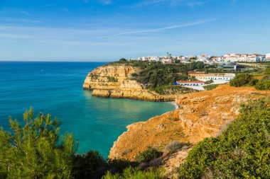 Algarve, Lagoa, Portekiz 'in sahil kayalıkları