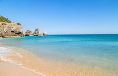 Portekiz, Sesimbra 'daki Arrabida Doğal Parkı' ndaki cennet plajı.