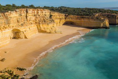 Algarve, Lagoa, Portekiz 'in sahil kayalıkları