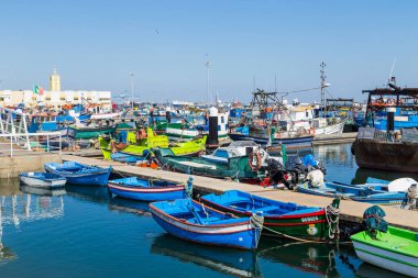 Bir yaz günü tipik mavi tekneleriyle Setubal 'in küçük balıkçı limanının manzarası. Setubal, Portekiz