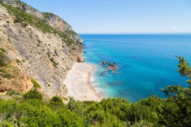 Portekiz, Sesimbra 'daki Arrabida Doğal Parkı' ndaki cennet plajı.