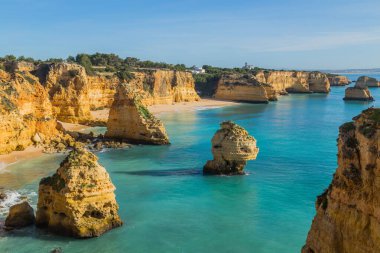 Praia da Marinha 'nın ünlü plajı. Bu plaj Algarve 'nin ünlü turistik bölgesinin bir parçasıdır..