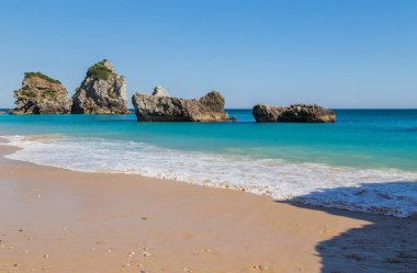 Portekiz, Sesimbra 'daki Arrabida Doğal Parkı' ndaki cennet plajı.