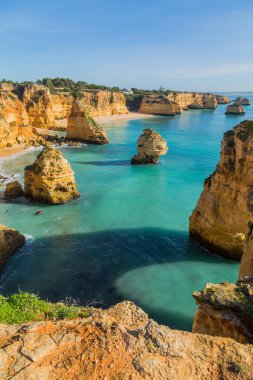 Algarve, Lagoa, Portekiz 'in sahil kayalıkları