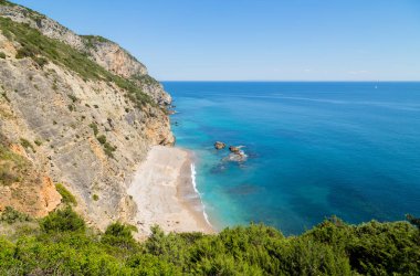 Portekiz, Sesimbra 'daki Arrabida Doğal Parkı' ndaki cennet plajı.