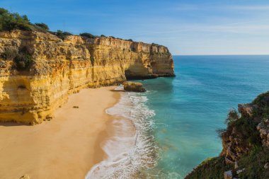 Praia da Marinha 'nın ünlü plajı. Bu plaj Algarve 'nin ünlü turistik bölgesinin bir parçasıdır..