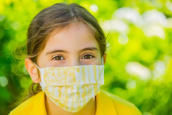 Corona Virüsüne Karşı Maske Takan Küçük Bir Kız — Stok fotoğraf
