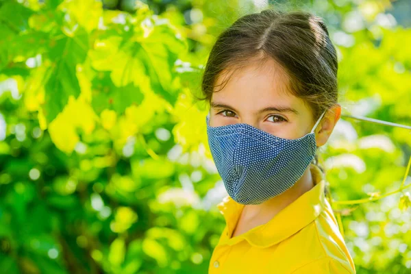 Niña Con Máscara Contra Virus Corona Covid Aire Libre —  Fotos de Stock