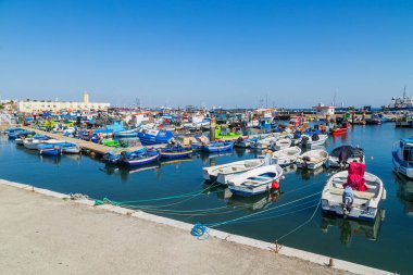 Bir yaz günü tipik mavi tekneleriyle Setubal 'in küçük balıkçı limanının manzarası. Setubal, Portekiz