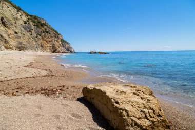Portekiz, Sesimbra 'daki Arrabida Doğal Parkı' ndaki cennet plajı.