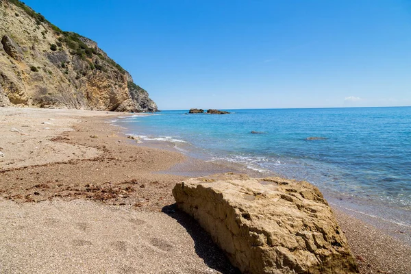 Portekiz, Sesimbra 'daki Arrabida Doğal Parkı' ndaki cennet plajı.