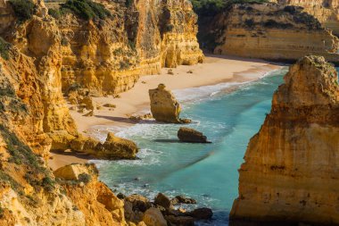 Algarve, Lagoa, Portekiz 'in sahil kayalıkları