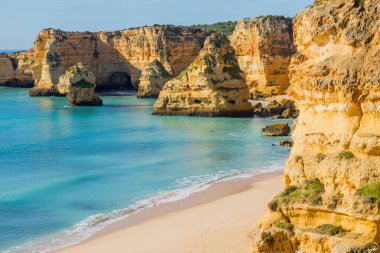 Algarve, Lagoa, Portekiz 'in sahil kayalıkları