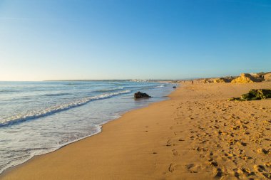 Portimao yakınlarındaki güzel sahil, Algarve, Portekiz