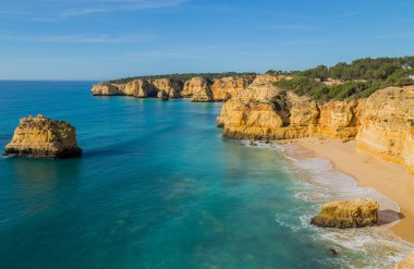 Algarve, Lagoa, Portekiz 'in sahil kayalıkları