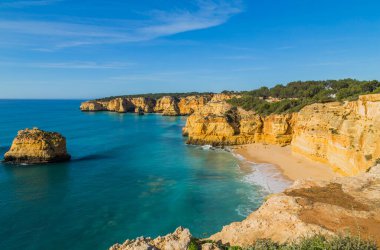 Algarve, Lagoa, Portekiz 'in sahil kayalıkları