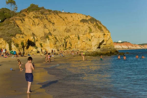 Albufeira Portugalsko Lidé Slavné Pláži Olhos Agua Albufeiře Tato Pláž — Stock fotografie