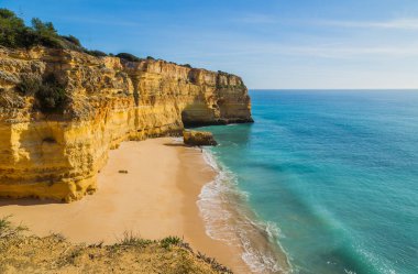 Algarve, Lagoa, Portekiz 'in sahil kayalıkları