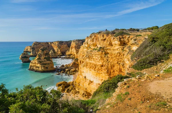 Algarve, Lagoa, Portekiz 'in sahil kayalıkları