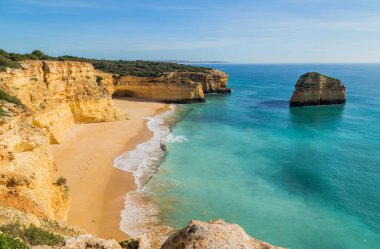 Algarve, Lagoa, Portekiz 'in sahil kayalıkları