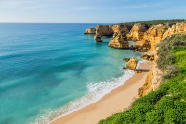 Algarve, Lagoa, Portekiz 'in sahil kayalıkları