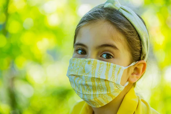 Kleines Mädchen Mit Maske Gegen Coronavirus — Stockfoto