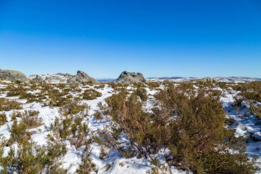 Serra do Xures dağlarının karlı kış manzarası doğal park, Galiçya, İspanya