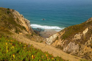 Portekiz 'de Cabo da Roca' da (Cape Roca) Atlantik Okyanusu kıyısındaki uçurumlar. Avrupa kıtasının en batı noktası
