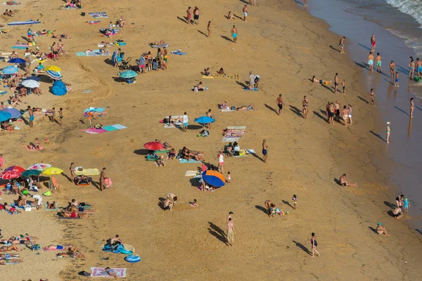 Albufeira 'daki Praia da Felesia' nın ünlü plajındaki insanlar. Bu plaj Algarve 'nin ünlü turistik bölgesinin bir parçasıdır..