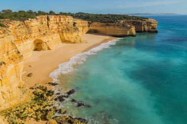 Praia da Marinha 'nın ünlü sahilinde dalgalar. Bu plaj Algarve 'nin ünlü turistik bölgesinin bir parçasıdır..