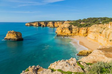 Praia da Marinha 'nın ünlü plajı. Bu plaj Algarve 'nin ünlü turistik bölgesinin bir parçasıdır..