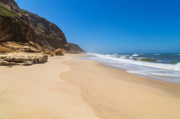 Hermosa Playa Vacía Cerca Sao Martinho Porto Portugal —  Fotos de Stock