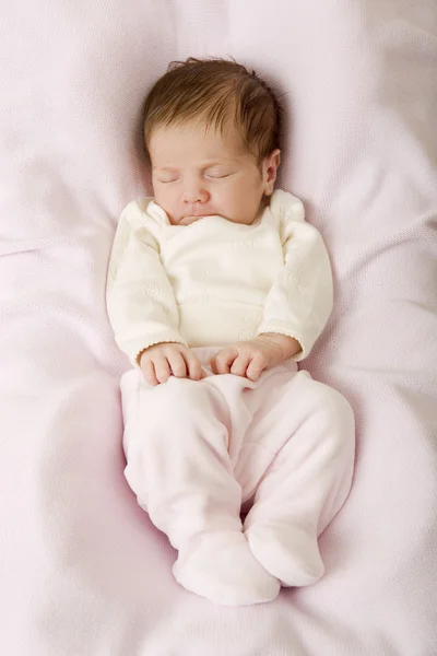 Ung baby sover — Stockfoto