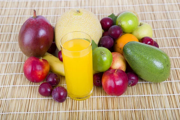 Gyümölcs és gyümölcslé — Stock Fotó