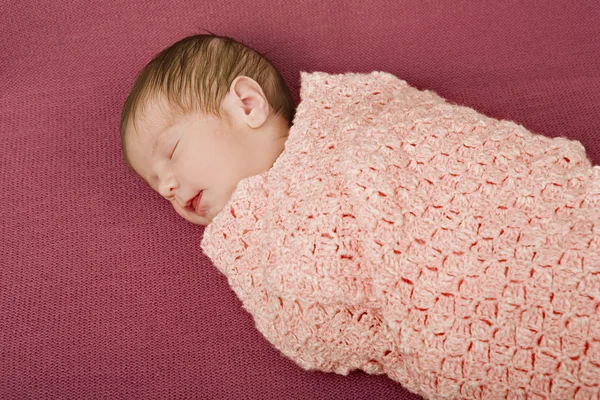 Fiatal baba alszik — Stock Fotó