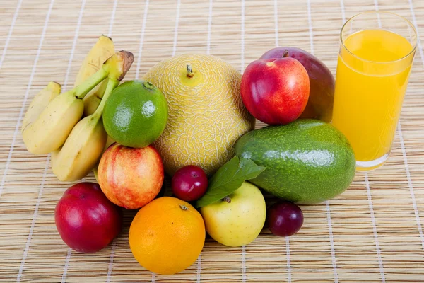 Соки и фрукты — стоковое фото