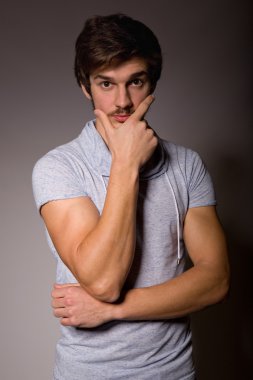 Genç adam.