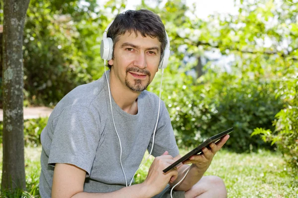 Man met tablet — Stockfoto